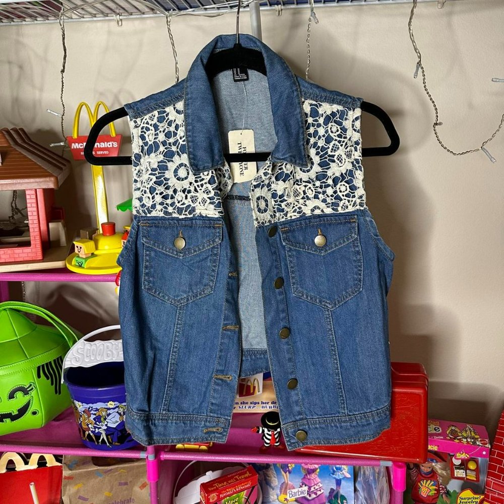 FOREVER 21 BOTTON DOWN DENIM VEST- SIZE M